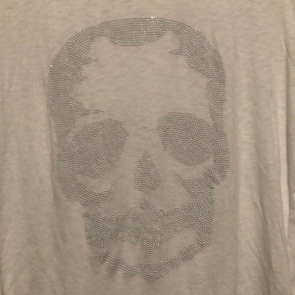 Small white tshirt with a skull bedazzled on it - Picture 2 of 2